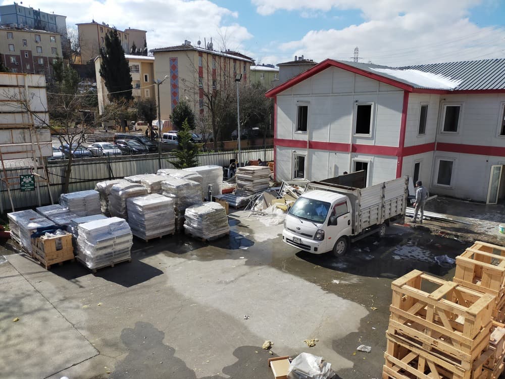 Prefabrik şantiye kurulumunda malzemelerin sahaya indirildiği alan