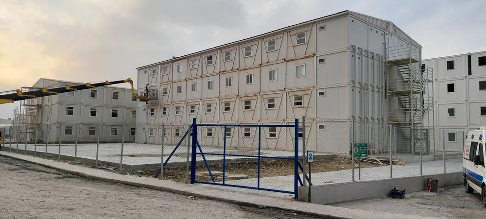 Üç katlı prefabrik şantiye kampüsünde dış cephe bakım çalışması